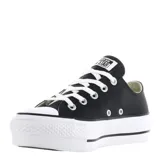 Championes Converse modelo Chuck Taylor Lift con plataforma, confeccionados en material sintético imitación cuero color negro. Presentan diseño clásico de caña baja con cordones blancos, puntera de goma blanca y suela de plataforma elevada con detalle de líneas negras.