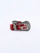 Cinto rojo estilo texano con hebilla, pasador y puntera metálicos plateados con detalles grabados en relieve.