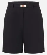 Short de sastrería color negro, de corte recto y cintura alta. Presenta trabillas para cinturón, un cinturón elástico con hebilla metálica y bolsillos decorativos en la parte posterior.