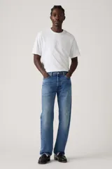 Jeans de corte recto y tiro mid-rise, color azul con lavado medio y efecto ligeramente desgastado, con cierre de botones.