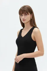 Musculosa de algodón color negro con diseño de cuello asimétrico y breteles anchos.