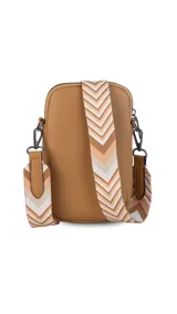 Bandolera compacta color rojo con textura de cuero, correa regulable y desmontable con diseño de rayas rojas y blancas. Cuenta con bolsillos frontales y cierre, interior forrado en tela.