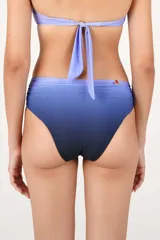 Bombacha de bikini con diseño degradado en tonos azules y efecto fruncido. Cuenta con una argolla metálica lateral con detalle de resina.