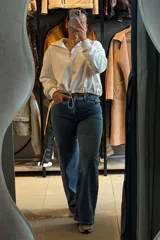 Pantalón de jean estilo wide leg, color azul lavado, con tiro alto y corte holgado en las piernas.