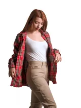 Camisa de viyela a cuadros, de manga larga, con cuello camisero y cierre frontal con botones.