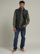 Pantalón de jean azul claro, corte recto, con bolsillos delanteros y traseros.