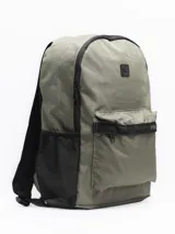 Mochila Forum Active con estampado tie-dye en blanco y negro, con un compartimento principal grande con cierre, un compartimento frontal pequeño con cierre y un bolsillo lateral abierto con elástico.