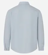 Camisa de corte regular confeccionada en microfibra, con cuello inglés, manga larga y cierre frontal abotonado. Presenta un diseño liso y minimalista, ideal para un estilo formal o de oficina.