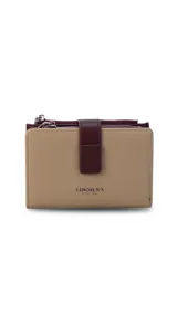 Billetera mediana de diseño compacto en color rosado, con cierre mediante presilla y compartimento adicional con cierre metálico. Presenta el logo de la marca grabado en el frente.