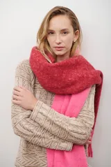 Buzo de tejido de punto en color azul con diseño geométrico texturizado, cuello redondo y mangas largas.