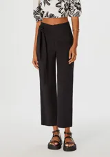 Pantalón color beige de corte recto, con cintura alta y lazo lateral.