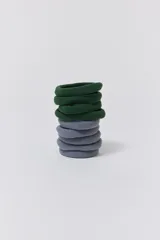Pack de nueve gomitas elásticas para el pelo, cinco de color gris y cuatro de color verde oscuro.