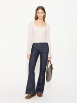 Top negro al cuerpo, de mangas largas y escote cuadrado.