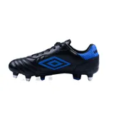 Championes de fútbol Umbro Touch SG, color negro con detalles en azul. Capellada de PU, forro de poliéster, suela de PU y plantilla de poliéster.