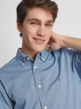 Camisa de manga corta confeccionada en tejido oxford de algodón con elastano. Presenta cuello con botones, cierre frontal con botones y logo de la marca bordado en el pecho.