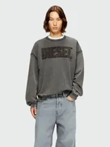 Buzo de algodón gris oscuro con efecto lavado y costuras expuestas en puños, cuello y ruedo. Presenta un estampado en relieve con el logo "DIESEL" y el lema "FOR SUCCESSFUL LIVING" en el pecho.