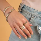 Anillo de diseño ancho con acabado satinado, elaborado en plata 925 con detalle de línea central en oro.