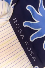 Pareo de viscosa con diseño a rayas verticales en tonos azul marino, azul claro, celeste, verde lima y blanco.