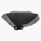 Riñonera de nylon en dos tonos de gris con detalles en naranja. Presenta un compartimento principal con cierre, un bolsillo frontal y un parche decorativo con el logo de Merrell en el frente.