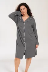 Camisón gris de manga larga con botones frontales, cuello camisero y ribetes blancos.