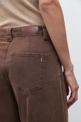 Jean culotte color chocolate, de corte ancho y tiro medio, con costuras verticales en la parte delantera y bolsillos laterales.