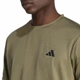 Remera deportiva Adidas de manga corta, color verde oliva, con cuello redondo y logo de la marca estampado en el pecho.