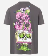 Remera gris de corte clásico con cuello redondo y mangas cortas. Estampado en la espalda con diseño de Bob Esponja derretido.