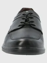 Zapato de vestir para hombre, color negro, confeccionado en cuero con tecnología impermeable (Waterproof). Presenta un diseño clásico con puntera redonda y ajuste mediante cordones.