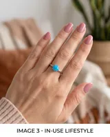 Anillo de plata con piedra de ópalo turquesa redondo engarzado en cuatro puntas.