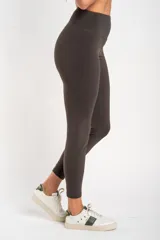 Legging deportivo de tiro alto en color negro, con ajuste ceñido al cuerpo y diseño minimalista.