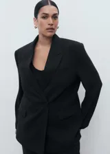 Blazer de corte recto y diseño clásico, con cuello de solapa con muesca, cierre frontal de un botón y mangas largas. Cuenta con un bolsillo de ribete en el pecho y dos bolsillos laterales con solapa. Incluye forro interior.