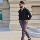 Pantalón de vestir azul marino con pinzas, corte slim fit, bolsillos laterales y traseros.