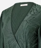 Mono largo verde oscuro de microfibra texturizada, con escote en V cruzado, mangas largas amplias con puños elásticos y lazo ajustable en la cintura. Presenta diseño de piernas rectas y caída fluida.