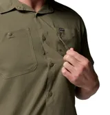 Camisa de manga corta Columbia color verde militar, de corte clásico con cuello camisero, cierre frontal de botones y dos bolsillos en el pecho con solapa y cierre de velcro.