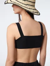 Top negro con escote regulable y breteles ajustables que se pueden atar en el delantero o espalda.