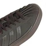 Championes Adidas Streettalk de color marrón, con diseño de caña baja, exterior de gamuza, las clásicas tres tiras perforadas en los laterales y la puntera de goma característica.
