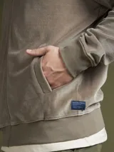 Buzo hoodie gris con capucha y cierre frontal.