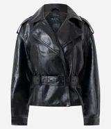 Campera tipo trench coat en PU color negro, de manga larga, con solapa amplia, hombreras decorativas y cinturón ajustable con hebilla en la cintura.