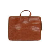 Maletín tipo porta expedientes color marrón con textura símil cocodrilo, cierre perimetral con cremallera, doble asa corta y bolsillo interior tipo sobre. Puede usarse como porta laptop.