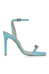 Sandalias de fiesta color amarillo con tira delgada sobre los dedos adornada con strass, pulsera al tobillo con hebilla metálica y taco aguja.