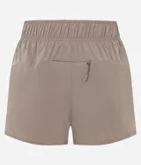 Bermuda deportiva Get Over modelo runner color beige, con cintura elástica, bajo redondeado y aberturas laterales. Cuenta con un pequeño bolsillo funcional trasero.