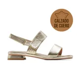 Sandalia de cuero negro Marco Donatti, con taco bajo cuadrado, tira frontal simple y tira cruzada en el empeine con diseño texturizado, además de tira ajustable en el talón.