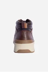 Bota de cuero marrón con cordones, caña media y suela de goma color beige.