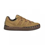Championes Adidas modelo Adimatic, color mostaza con detalles en marrón oscuro. Presentan un diseño robusto de estilo skate con cordones anchos, suela de goma con patrón de dientes de sierra y el logo de la marca en el talón.