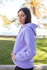 Canguro negro con capucha y cordones ajustables, bolsillo tipo canguro y logo pequeño en el pecho.