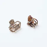 Lote de dos pinzas pequeñas para el cabello con diseño de carey y estampado animal print.