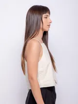 Top negro sin mangas con tirantes finos y escote cuadrado. Presenta una pequeña abertura en la parte delantera y cierre invisible en la espalda.