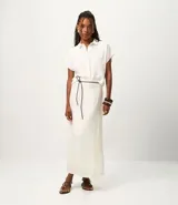 Pollera midi evasê color blanco, confeccionada en viscolino, con cintura alta y cinturón fino negro desmontable.