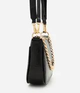 Cartera tipo shoulder baguette de tamaño pequeño, confeccionada en poliuretano con textura símil reptil. Presenta un diseño estructurado con cierre superior, correa larga ajustable y removible, y una cadena metálica decorativa en la parte frontal.