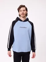 Canguro con capucha de estilo deportivo, con cuerpo en color celeste y mangas raglán en color negro. Presenta el logo de la marca estampado en el pecho, bolsillo tipo canguro frontal y franjas blancas laterales en las mangas.